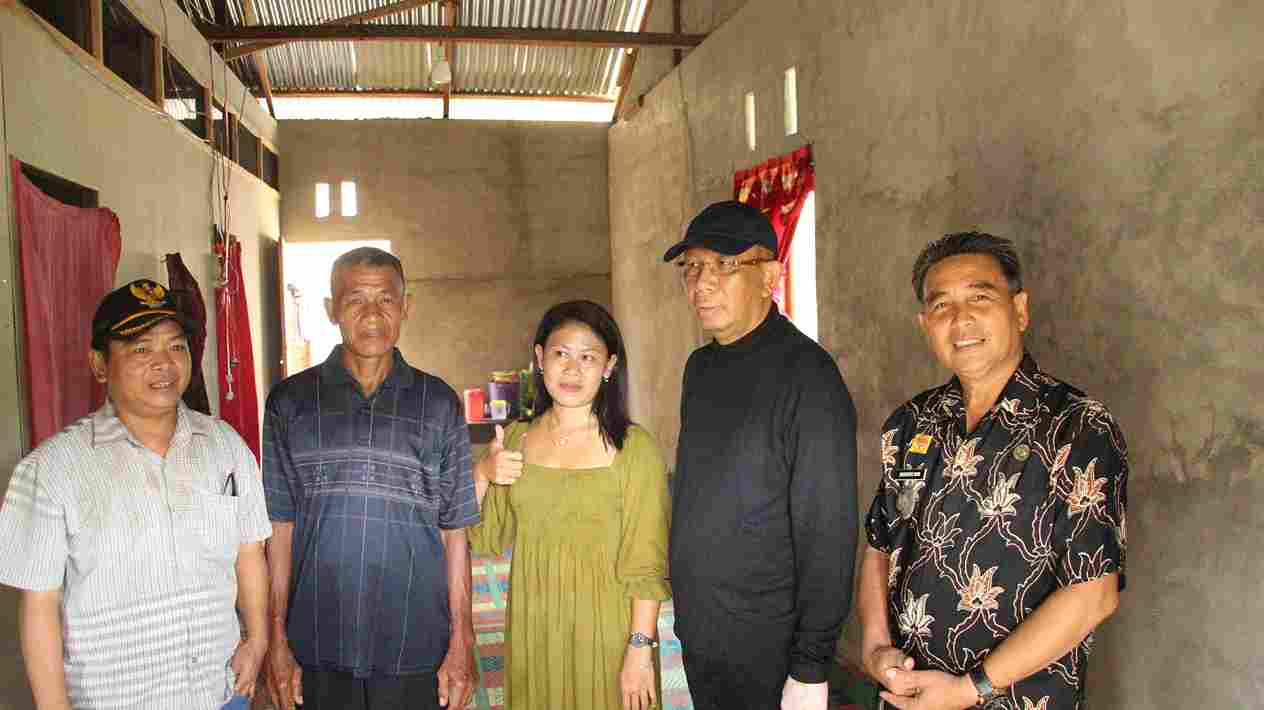 Gubernur Serahkan Bantuan Banjir Kepada Kabupaten Sintang