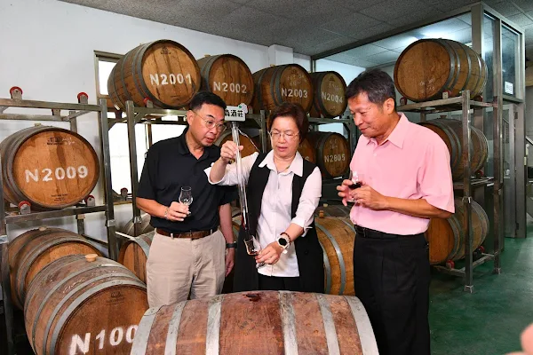 ▲彰化縣長王惠美於秉森酒莊橡木桶取酒。（彰化縣政府提供）