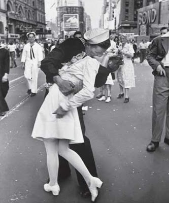 V-J Day, Times Square, [1945] - Victory over Japan Day - những bức ảnh gây chấn động thế giới - namkna.blogspot.com