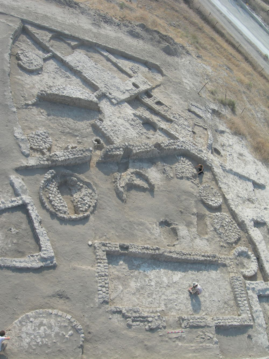 שרידי מבנים וממגורות באתר הכלכוליתי תל צף שמדרום לבית שאן (קרדיט צילום: פרופ' יוסף גרפינקל)