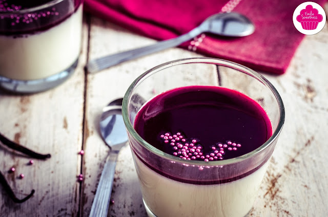 Panna cotta vanille et coulis de cassis