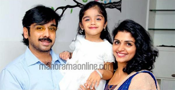 South Indian Actor Vineeth with his Wife Priscilla Vineeth (Priscilla Menon) & Daughter Avantika Vineeth | South Indian Actor Vineeth Family Photos | Real-Life Photos