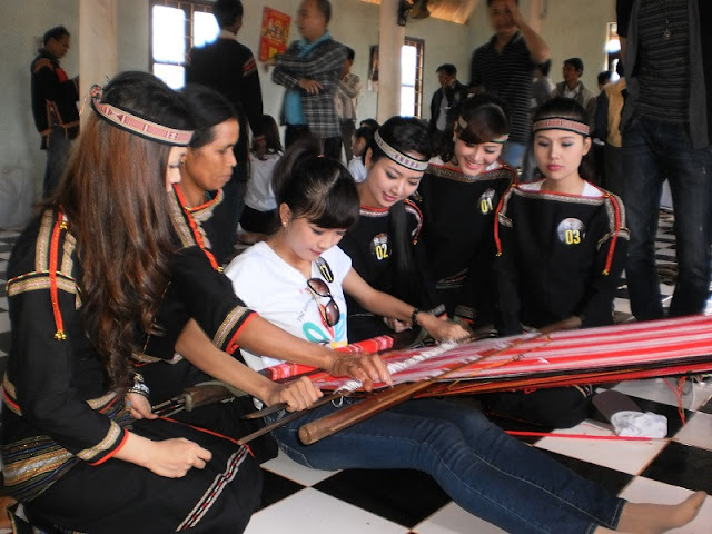 Ta Oi people’s brocade weaving craft recognised as national cultural heritage 2