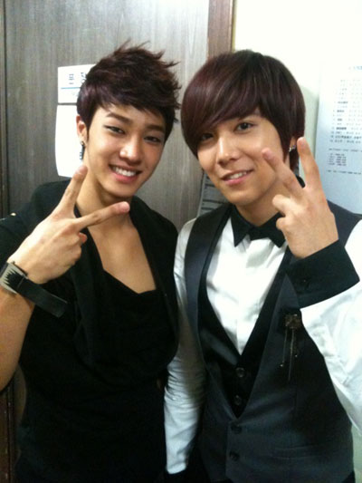  with a picture of B2ST Lee Gi Kwang and FT Island Lee Hong Ki in KBS 2TV 