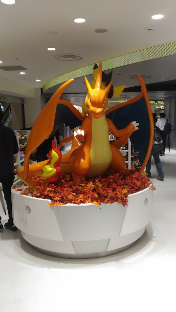 Puis un petit tour au Pokémon Tokyo Center avec Dracaufeu et Pikachu à l'entrée