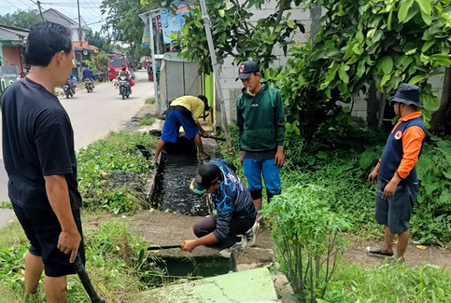 Pemerintah Desa Sukadarma Bersihkan Saluran Air Antisipasi Banjir Musim Hujan