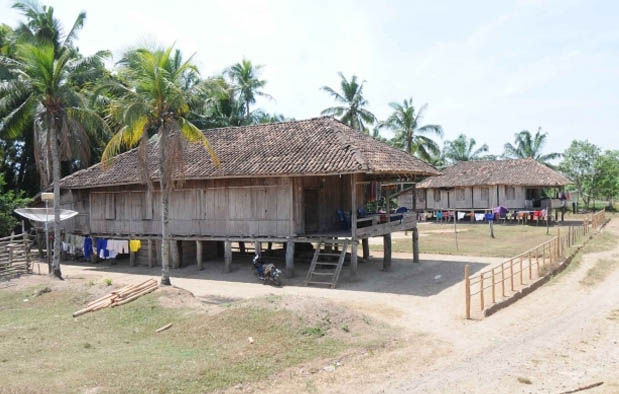 Rumah Adat Lampung, Nama, Gambar, dan Penjelasannya  Adat 