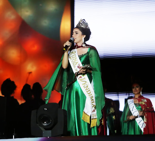 Ana Laura Verde, Reina Nacional de la Vendimia 2023, hablando con micrófono al publico en el Teatro Griego Frank Romero Day