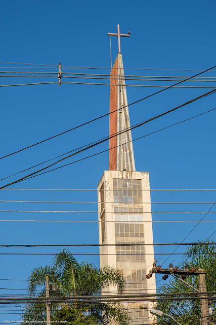 Igreja Nossa Senhora Medianeira de Todas as Graças, em Curitiba - detalhe do campanário