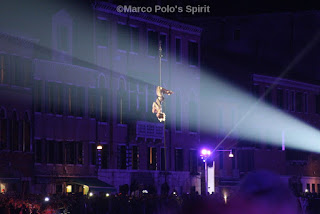Woman-acrobat-in-Venice