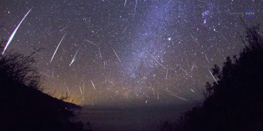 Lihat Hujan Meteor Lyrid Secara Online