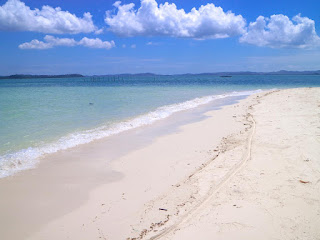 pantai pasir putih yang ada di pulau mubut darat