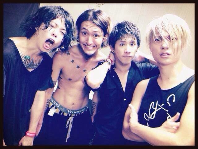 http://oorindonesia.blogspot.com/2014/10/foto-narsis-one-ok-rock.html