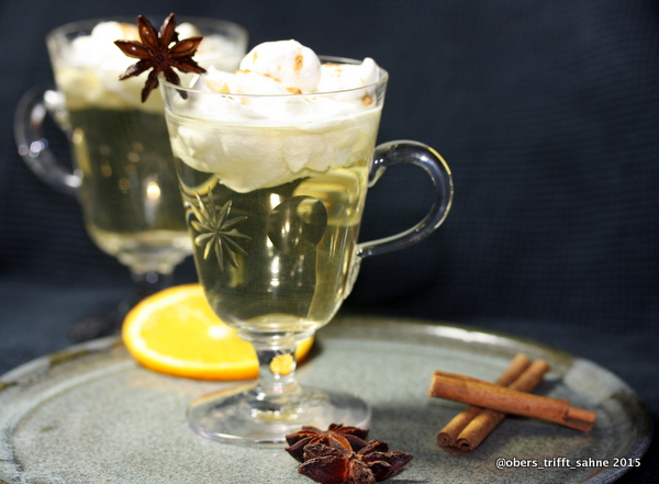 Weißer Glühwein mit Zimtsahne