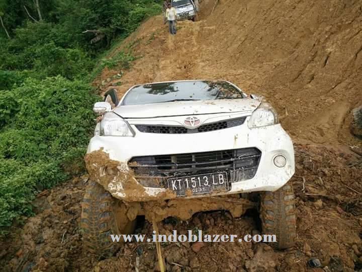  Modifikasi  Avanza  4x4 ini Jozz ikutan offroad  