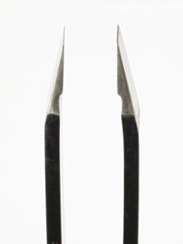c_GroomingKitMACTweezerSlant1