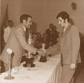 X Campeonato de España Juvenil de Ajedrez 1970, Pedro María Zabala Bilba recibiendo el trofeo de campeón de España