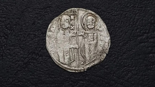 Στην άλλη όψη του νομίσματος απεικονίζεται ο Στέφανος Ούρος Β' Μιλούτιν της Σερβίας, στα αριστερά, μαζί με τον Άγιο Στέφανο στα δεξιά. [Credit: Burgas Museum]