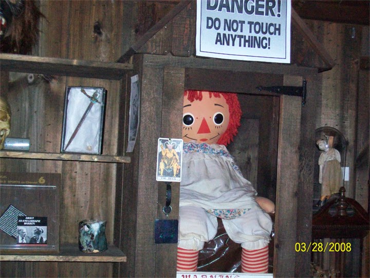 Boneca verdadeira Annabelle no Museu Ocultista dos Warren