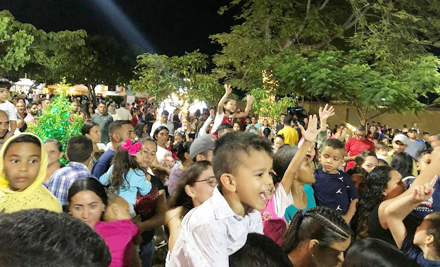 CON UNA MASIVA ASISTENCIA INICIÓ LA PRIMERA FERIA NAVIDEÑA HACIÉNDOLO BIEN 2022