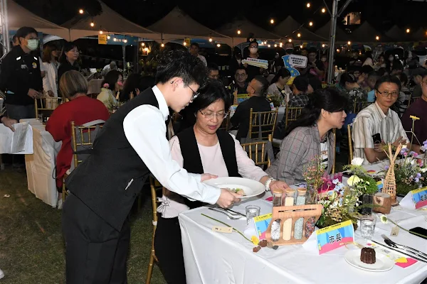 ▲將在地青農及青創店家的產品，料理成一道道創意佳餚，並結合數位菜單，融入ESG及SDGs精神，讓參與者透過手機數位了解每一道菜背後的青創故事。（記者林明佑翻攝）