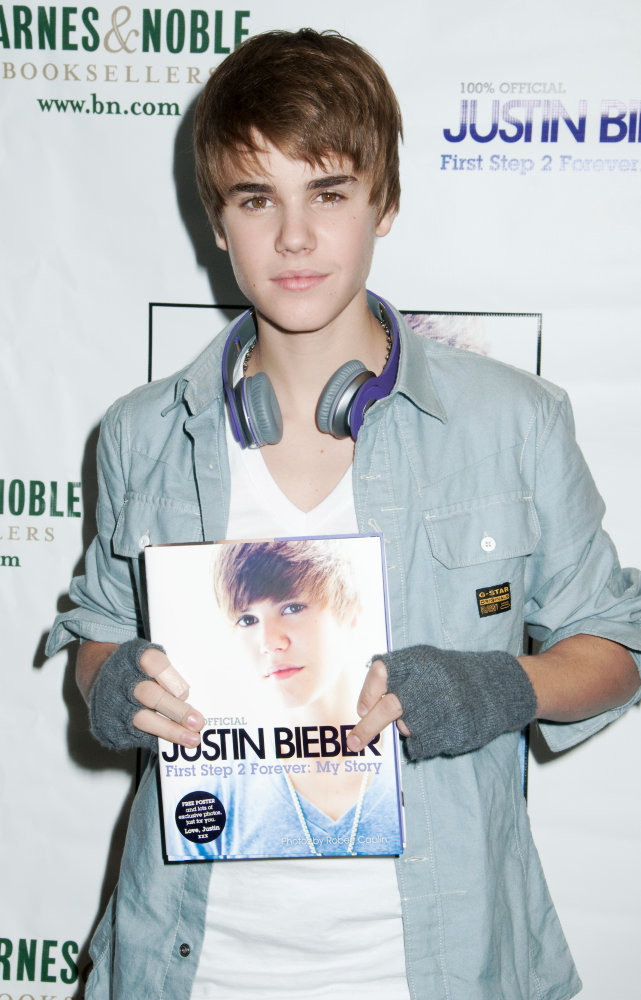 justin bieber 2011 new haircut wallpaper. justin bieber 2011 new haircut