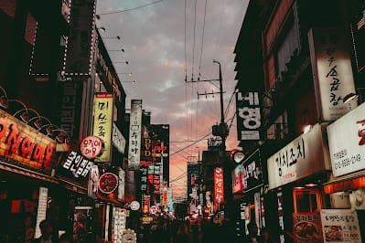 rua movimentada na coreia do sul