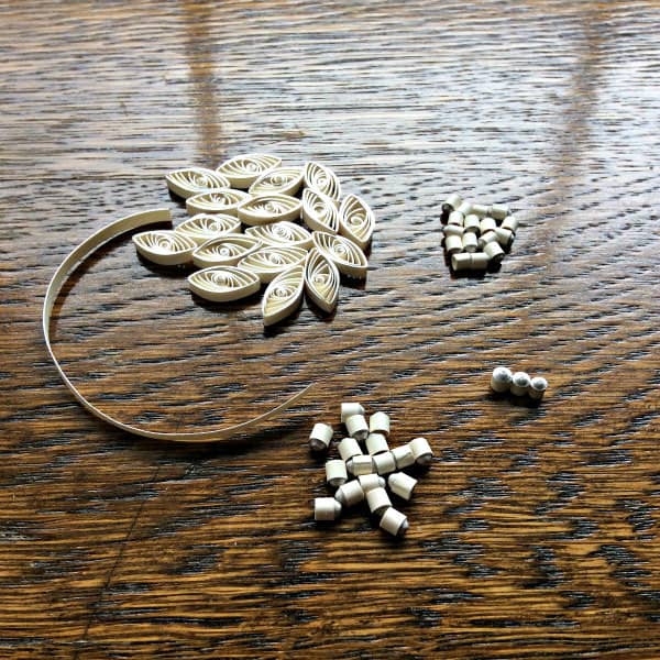https://blogger.googleusercontent.com/img/b/R29vZ2xl/AVvXsEgN7WJyGIxUuIraZ64bj7MC4cHwe1l6vVIgfW5f2ldW3VMCjRfockrTocHvNkEfkdHJ74QUdgHoZnIAJ7cEGlTdi9H0bUG4X8Ax56p2mp9Q5sVZFCIf0CKs8Xo7IeOIcmpPM5Vyzu1A4JFg/s16000/making+quilled+jewelry+-+coils+ready+to+be+assembled+with+bale+strip+ready+for+folding.jpg