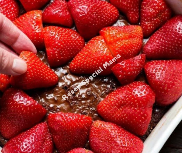 STRAWBERRY BROWNIES WITH CHOCOLATE