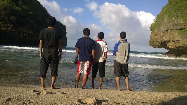 Petualangan Mbloogers | Menghabiskan Waktu di Pantai Greweng ( Seri Travelblog Part 3 )