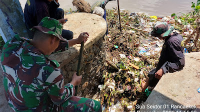 Satgas Citarum Sektor 21-01 Rancaekek Angkat Sampah Mencapai 100 Kg dari Sungai Citarik