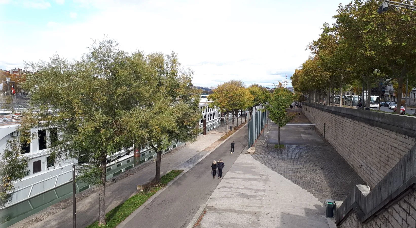 Faire de la trottinette sur les quais du Rhône à Lyon