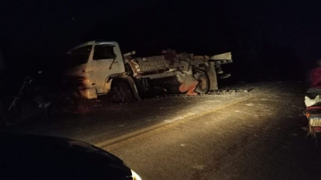 Caminhão e carro colidem na noite desta quinta-feira na Rodovia BA-545, no município de Jaguaquara