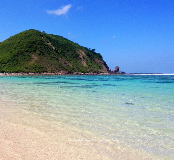 [http://FindWisata.blogspot.com] Pantai Nambung Lombok, Pantai Yang Memiliki Pesona Alam Yang Luar Biasa Dan Air Terjun Yang Berada Di Tengah Pantai