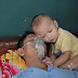 Hà Tĩnh: Xót thương bé trai 2 tuổi đói khát nép mình bên người cha nghèo suy thận
