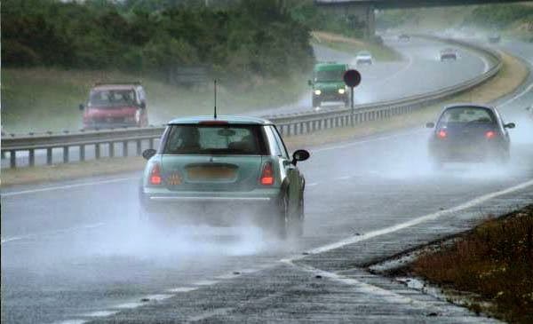 Etika Menyalakan Lampu Mobil Saat Hujan