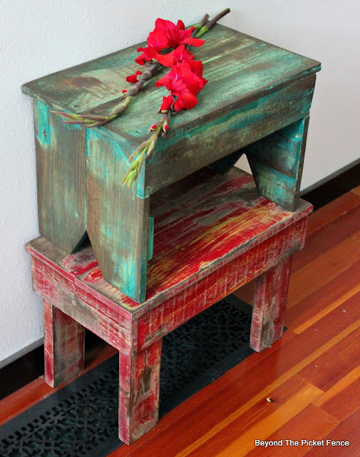 pallet stools, chippy paint, cottage, farmhouse, pallet wood, DIY, http://bec4-beyondthepicketfence.blogspot.com/2016/05/1-pallet2-stools.html