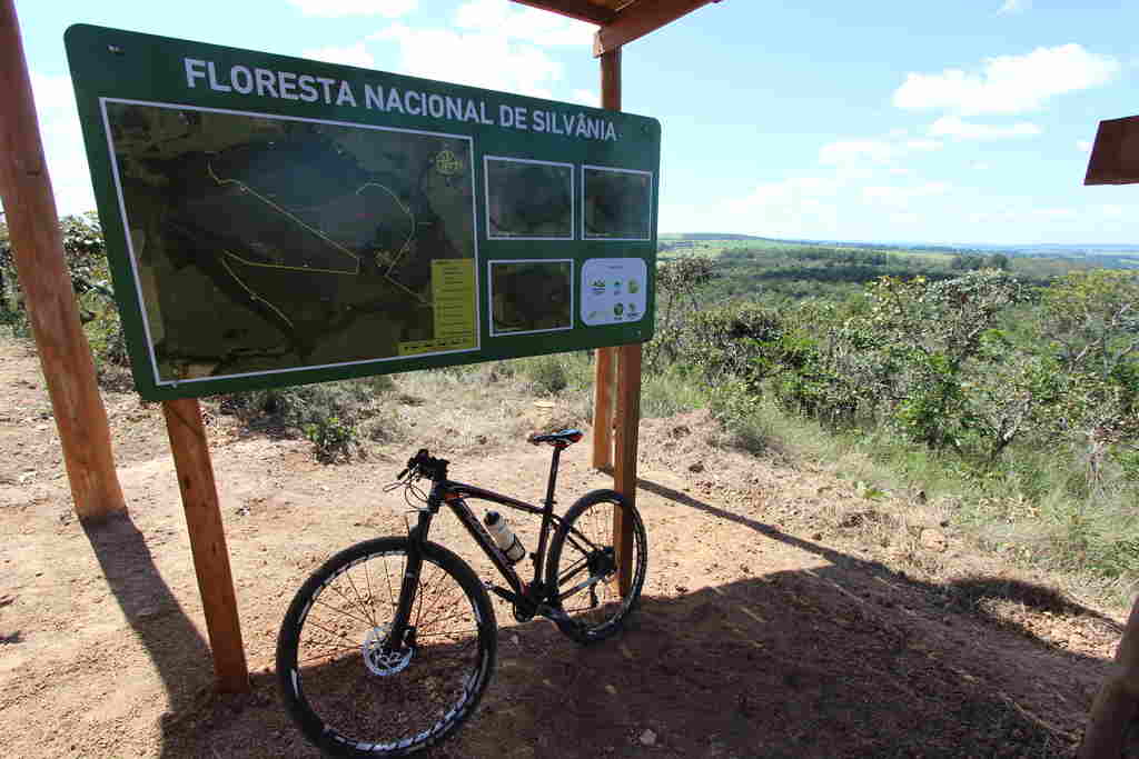 Um verdadeiro tesouro muito perto de Goiânia ainda permanece desconhecido para a maior parte da população. A Floresta Nacional (Flona) de Silvânia, localizada a apenas 73 quilômetros da capital, é um dos principais santuários de preservação e visitação do bioma cerrado, sendo uma das duas áreas de preservação em Goiás elevadas à categoria de Floresta Nacional (a outra a Flona de Mata Grande, no município de São Domingos, região norte do estado).