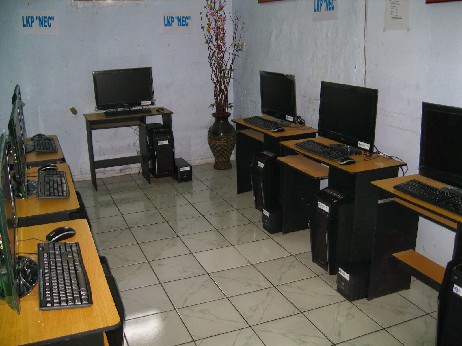 Fasilitas Ruang Komputer NEC