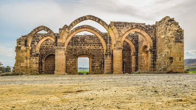 Immagine di una chiesa in rovina a Cipro