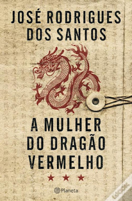 Para os amantes de intrigas e conspirações, "A Mulher do Dragão Vermelho" é uma leitura imperdível. Com uma fotografia de capa misteriosa, somos transportados para um mundo de segredos e mistérios que envolvem grandes agências de espionagem e personagens cativantes. O dragão estilizado que aparece é um símbolo forte nessa história repleta de ação e reviravoltas. Ele representa poder, perigo e mistério, elementos que se entrelaçam ao longo da narrativa de modo espetacular. A escolha de um dragão vermelho evoca uma sensação de intensidade e calor, aumentando a atmosfera de emoção presente no enredo.  José Rodrigues dos Santos, renomado autor de thriller político, mais uma vez nos transporta para uma realidade de tirar o fôlego. Sua escrita envolvente e bem pesquisada é uma combinação perfeita para os amantes de mistério e suspense. Com "A Mulher do Dragão Vermelho", ele nos mantém presos às suas páginas, desejando desvendar cada segredo oculto.