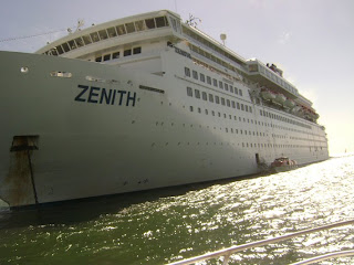 Navio Zentith ancorado em Punta del Este, no Uruguai.