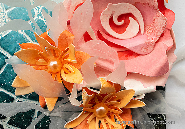 Layers of ink - Circle Mosaic Tag Tutorial by Anna-Karin Evaldsson. Paper flowers.