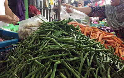 Ambon, Malukupost.com - Sayur kacang buncis mulai menghilang di pasar kota Ambon, Maluku, sehingga harganya naik dan mencapai Rp50.000/Kg. Hasil pantauan di di pasar tradisional Mardika, Batu merah dan pasar Gotong Royong, Sabtu (24/11), para pedagang menaikkan harga sayur kacang buncis dari Rp25.000 menjadi Rp50.000/Kg, selain itu cabai rawit juga naik dari Rp50.000 menjadi Rp55.000/Kg, kecuali cabai keriting panjang masih bertahan Rp30.000/Kg.
