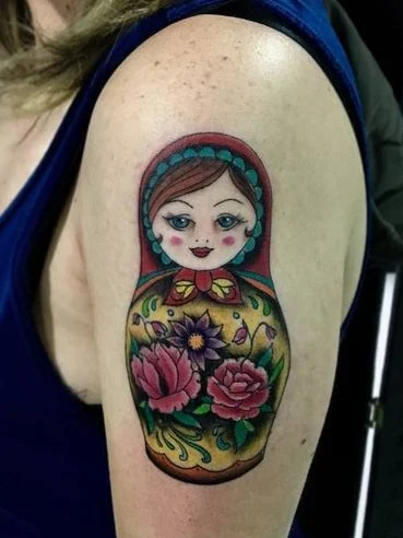 Tatuaje de Matrioska para mujer que es una delicia