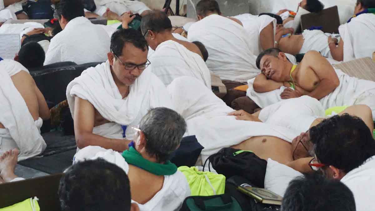 Hajj pilgrims rest at Mina's tent