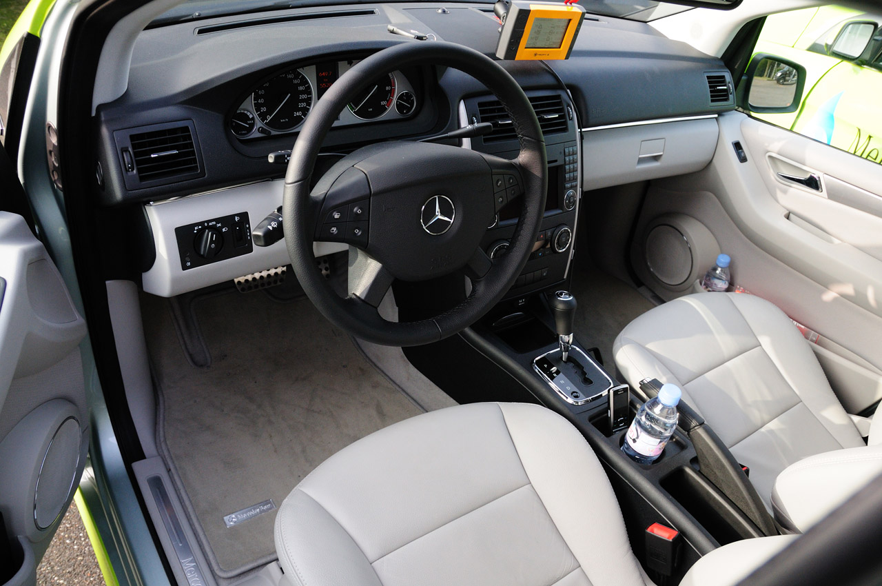 2012 MERCEDES-BENZ F-CELL INTERIOR DESIGN