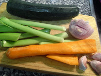 Verduras para cortar y preparar el guiso para el pollo