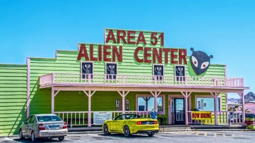 O turismo em torno da Área 51 é popular entre os entusiastas do espaço e dos OVNIs. Aqui você pode encontrar inúmeros hotéis, bares e lojas de souvenirs com temática alienígena.