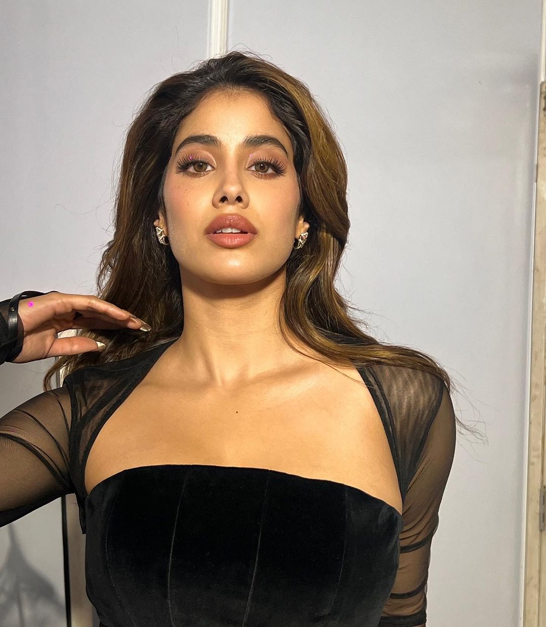 Janhvi Kapoor looks amazing in a recent appearance in black dress